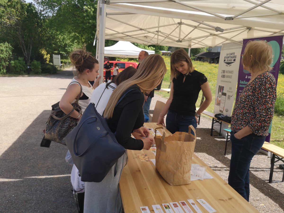 OPSAT9's tweet photo. Que se passe-t-il chez nos adhérents ? 🔍
 
#OPSAT a participé, pour la 2ème année consécutive, à la journée de l’Adolescent organisée par la MFR de Rioz (70). https://t.co/4GCI0UuABH