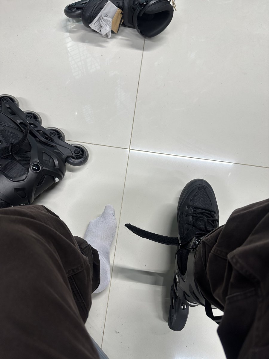 JustBiYoSelf's tweet photo. Tiba-tiba jadi atlet roller blade https://t.co/hABcC5AbRx