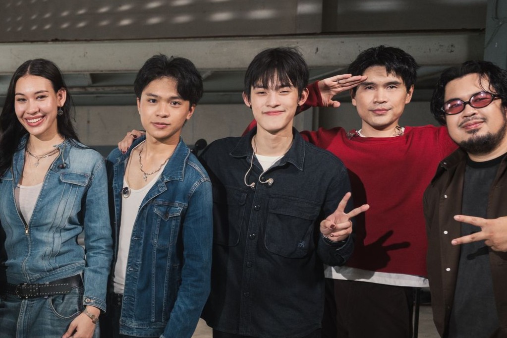 iamnickys's tweet photo. เพลง “เมื่อถูกค้นพบ” (Finally She Found.)
ของวง FREEHAND มี Another Version ปล่อยออกมา
พร้อมชวนเหล่า GMM MUSIC TRAINEE
มาร่วมเป็นคอรัสในเวอร์ชันนี้ด้วย

ว่าแต่ น้อง 2 คนนั้นคือใครคะ ??? 

ใครพอมีเบาะแสอะไรบ้าง ?
รบกวนช่วยชี้เป้าทีค่ะ

#เรื่องของนิค #เมื่อถูกค้นพบ #freehandband https://t.co/Ki6gZ55dL8