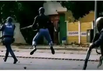 Sbu71829's tweet photo. Kwenziwani vele kwi training ye SAPS? https://t.co/nXeg2O8X8W