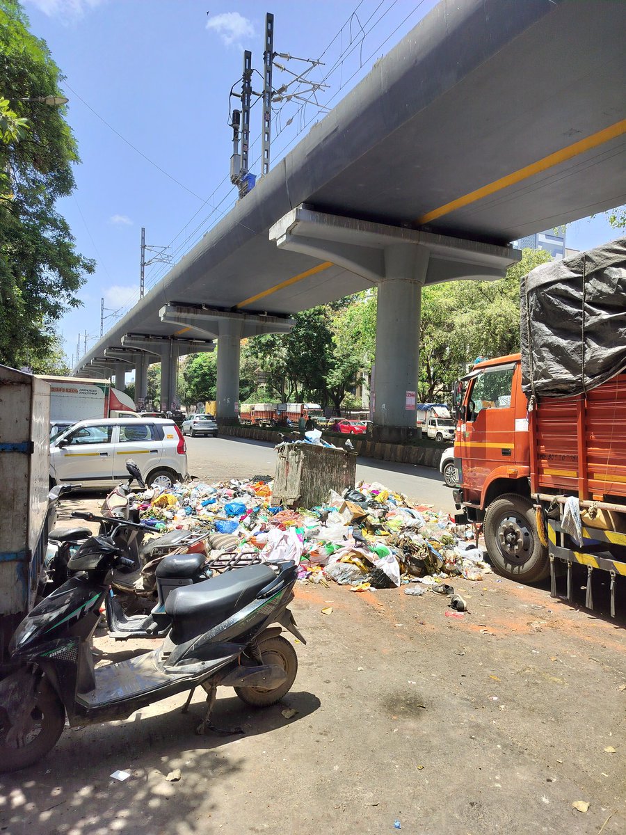 shane5114's tweet photo. Look at the garbage on New Link Road near Shreedham Splendour.

@mybmc @mybmcwardKW who is responsible for this mess? Not safe for breathing

Kindly take action immediately @AndheriLOCA https://t.co/ALi7lVBz6Q