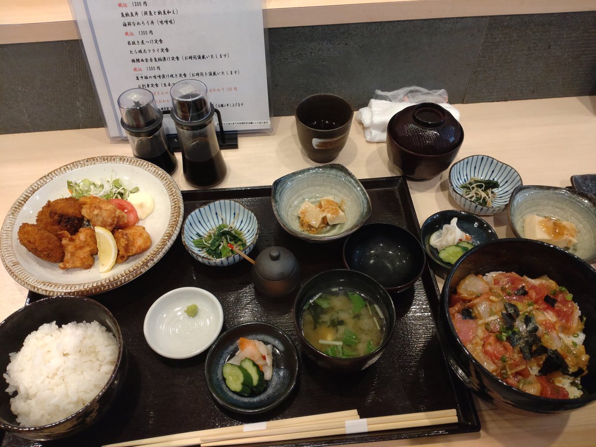 nabehiro87's tweet photo. 東陽町の早和でランチ。うにクリームコロッケと唐揚げ定食、海鮮なめろう丼。両方ご飯大盛。つれあいの岩中豚よ味噌漬け焼き定食も少しもらった。呑みたくなる味。 https://t.co/dHlaQGGyye