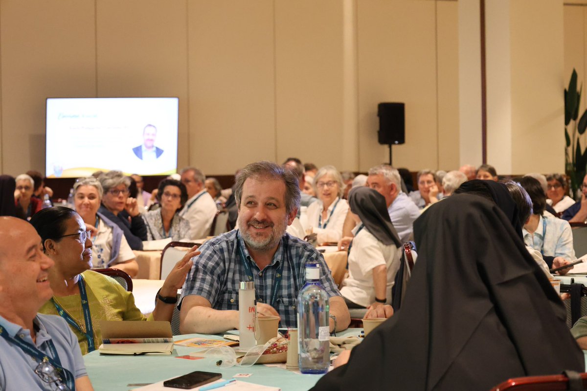 MediosConfer's tweet photo. Celebradas las votaciones en la #32AsambleaGeneral♟️, damos la bienvenida a 3 nuevos vocales del Consejo General de la CONFER

👉 @jcbermejoh (@CamilosEspanola)
👉 Esther Medina (@stjteresianas)
👉 @enricsj (@JesuitasESP)

También ha sido reelegida Mª Rosario Ten (@SalesianasEs) https://t.co/pauSpdBDQD