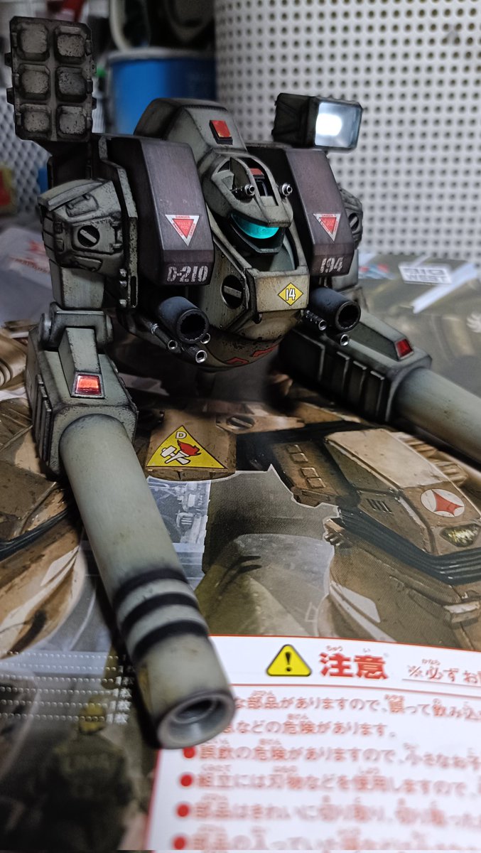 udesupa's tweet photo. #デストロイドトマホーク
#マクロスモデラーズ製作
塗装オワタので組み立てちうのトマホークさん。ライトにLED仕込んでみた。電池はボディの中。
頭と胸の銃器の穴全部ピンバイスで掘り直したの大変でございました。これから小物を作るのでもう少し続きます… https://t.co/iBFo6ittlo