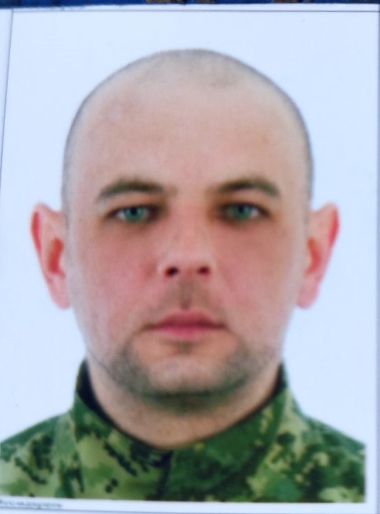 pogrebeckij's tweet photo. На Запоріжжі загинув командир екіпажу БПЛА Олександр Садковий
Лозівщина знову схиляє голову у невимовній тузі — захищаючи свободу, незалежність та територіальну цілісність нашої держави, героїчно загинув лозівчанин, відважний воїн та відданий захисник Олександр Садковий.
Олександр Іванович народився 24 лютого 1987 року у місті Лозова. Перші шкільні роки провів у Лозівському колегіумі № 2, а повну загальну середню освіту здобув у Лозівській загальноосвітній школі № 11.
Олександр вирішив пов'язати своє життя із залізничною справою, тому вступив до Слов'янського фахового коледжу транспортної інфраструктури, де успішно здобув спеціальність із технічного обслуговування та ремонту вагонів. Після навчання працював за фахом на рідній залізничній станції Лозова. Останнім часом працював різноробочим, ніколи не цурався важкої праці та завжди був надійною опорою для своєї родини.
Коли ворог підступно прийшов на нашу землю, Олександр став на захист Батьківщини. Він опанував одну з найважливіших та найнебезпечніших військових спеціальностей сучасності. Солдат Садковий Олександр Іванович служив командиром екіпажу безпілотних літальних комплексів — командиром 2 відділення ударних безпілотних авіаційних комплексів 1 взводу ударних безпілотних авіаційних комплексів роти безпілотних авіаційних комплексів штурмового спеціалізованого батальйону військової частини А7400.
15 травня 2026 року в районі населеного пункту Широке Пологівського району Запорізької області серце мужнього воїна зупинилося. Олександр загинув під час виконання обов’язків військової служби внаслідок ворожого удару FPV-дрона. До останнього свого подиху він залишався вірним Військовій присязі на вірність Українському народові, мужньо виконавши свій обов’язок у бою за Україну, її свободу і незалежність.
Війна забрала люблячого чоловіка та турботливого батька. У Олександра залишилися дружина та син, для яких він назавжди буде головним героєм і янголом-охоронцем.
Лозівська громада висловлює найщиріші слова співчуття  дружині, сину, близьким, друзям і бойовим побратимам Олександра Івановича. Жодні слова не вгамують біль цієї страшної втрати, але пам’ять про його подвиг житиме вічно у серцях вдячних земляків.
Світла, благословенна пам'ять Захиснику. Спочивай з миром, герою. Вічна слава та низький уклін.