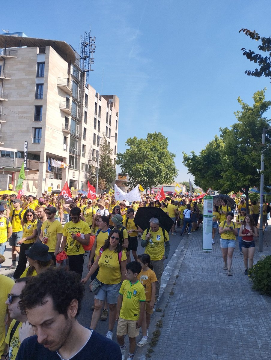 correntroig's tweet photo. Ahir Correnr Roig vam ser a Granollers com a docents en lluita. Vam viure una altra jornada històrica de vaga educativa, amb un 60% de seguiment. Alhora, el Departament d'Educació segueix sense atendre les demandes del personal educatiu, així ho va demostrar la reunió d'ahir. https://t.co/hxNQ9S8l4W