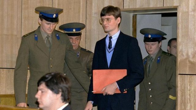 TRUFAULT's tweet photo. El 28 de mayo de 1987, el piloto 🇩🇪 #MathiasRust de 19 años, burló los sistemas de defensa soviéticos y aterrizó su avioneta Cessna 172 en plena Plaza Roja de Moscú. Su osada acción pacifista expuso graves fallos militares e impuso reformas políticas en la antigua #URSS.
🇷🇺 https://t.co/avRd2bzrQE