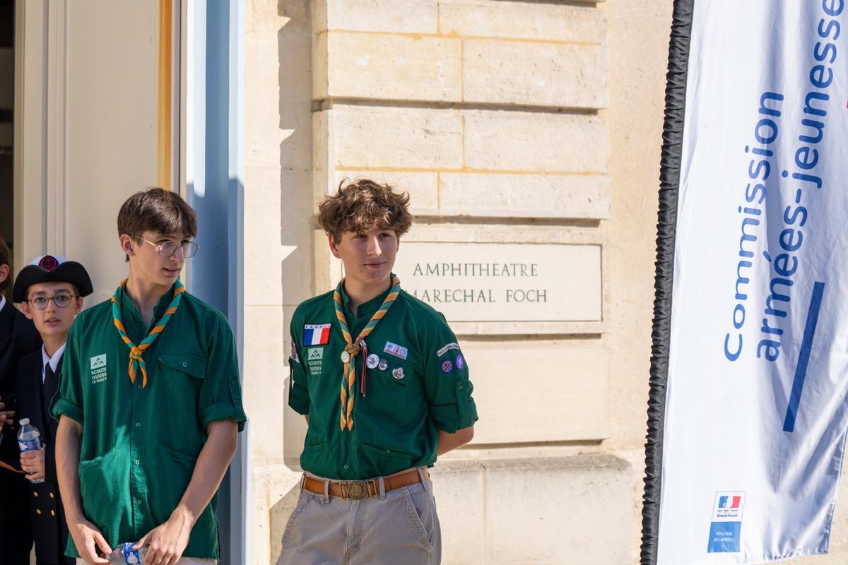 CEMA_FR's tweet photo. 📍École militaire | Remise des Prix armées-jeunesse. 
Heureux et fier de voir les lauréats mis à l’honneur.  

Félicitations et merci à eux pour leur engagement ! https://t.co/mJHIPguDiR