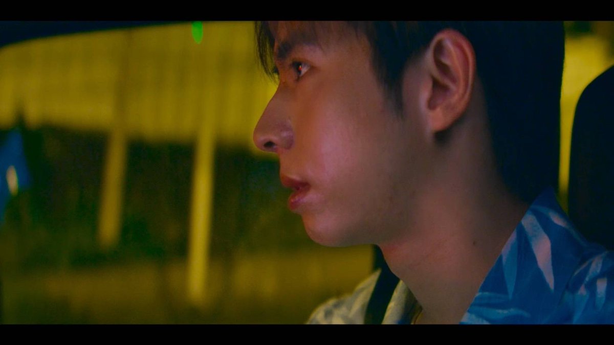 theseriesy_th's tweet photo. ชายในฝันคือใคร? “ภูมิ นิติภูมิ” ทำถึงเล่นบทความจำเสื่อม เตรียมเสิร์ฟดราม่าร้อน สาดน้ำตาใส่แฟนๆ 

สาแกใจแฟนๆ ยิ่งนัก...สำหรับซีรีส์โรแมนติก-ดราม่าแห่งปีอย่าง “One Year เลือนรางและจางหาย” จากค่าย “บริษัท กันตนา กรุ๊ป จำกัด” ที่ล่าสุด “ภูมิ นิติภูมิ” แสดงบทบาทความจำเสื่อมได้แบบถึงเครื่อง แถมใน Ep.6 นี้ ฮียังจัดเสิร์ฟมาม่าถ้วยร้อนให้แฟนๆ ทั้งความคิดถึงเอย ทั้งน้ำตาเอย บอกเลยฮีมาเต็ม!!

เรื่องราวต่อจากตอนที่แล้ว เมื่อครอบครัวของ เต้าส้อ (ภูมิ นิติภูมิ) ยื่นคำขาดไม่ให้ กิ้ม (ฮาร์ธ ชินดนัย) มาเจอเต้าส้ออีกครั้ง ความคิดถึง ความโหยหา เริ่มก่อตัวในใจของทั้งคู่ และแน่นอนเมื่อเต้าส้อตื่นขึ้นมากลับจำกิ้มไม่ได้ แต่ความรู้สึกของเขากลับเปลี่ยนไป เขาฝันเห็นความทรงจำที่มีกับกิ้มในทุกๆคืน และได้แต่ตั้งคำถามในใจว่า “ชายในฝันคนนั้นคือใคร?”

แฟนๆ เตรียมกระดาษทิชชู่รอได้เลย!! และมาร่วมลุ้นไปพร้อมๆกันกับซีรีส์เรื่อง “One Year เลือนรางและจางหาย” ในวันอาทิตย์ที่ 31 พฤษภาคมนี้ เวลา 22.45 น. ทางอมรินทร์ทีวี เอชดี ช่อง 34 และสามารถรับชมย้อนหลังแบบ Uncut ได้ทาง Viu