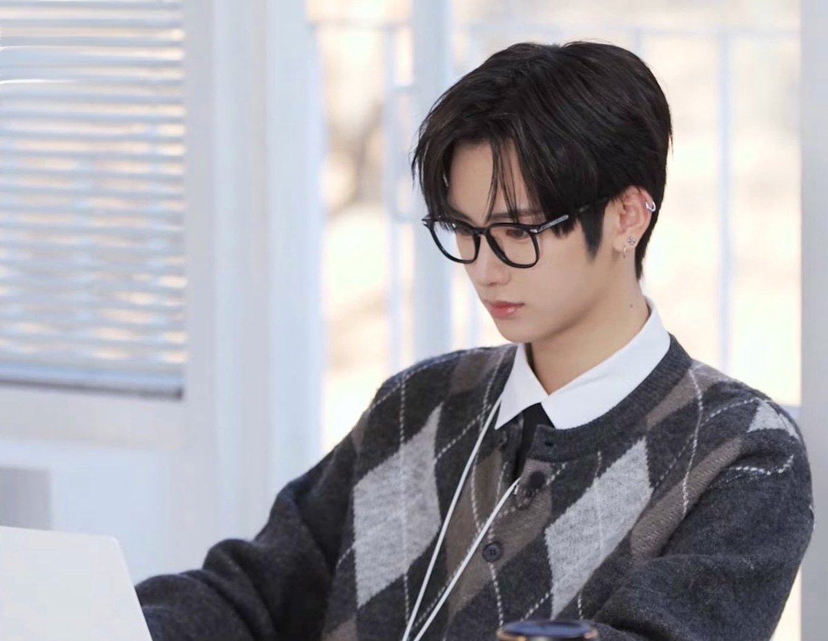 liawsgdddd's tweet photo. set it up(?)

#hyeonxin au where sanghyeon and anxin are both extremely overworked secretaries, and in a desperate attempt to lessen their workload and get their lives back, they team up to make their workaholic bosses fall in love with each other. https://t.co/nOH0arac97