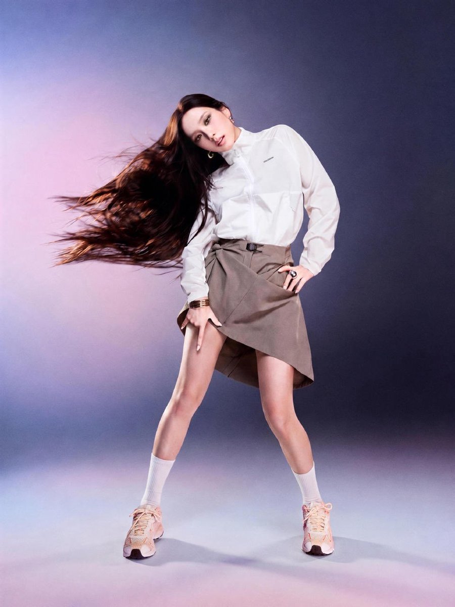 tkgaries103's tweet photo. JISOO now has become the first female global ambassador of Salomon ! She has now bagged two GA in sport fashion field, Alo for yoga and Salomon for outdoor sport. Congratulations JISOO and Salomon ❤️😍

IG link:
https://t.co/npV8CwUP56 https://t.co/vnxQSu7vgN