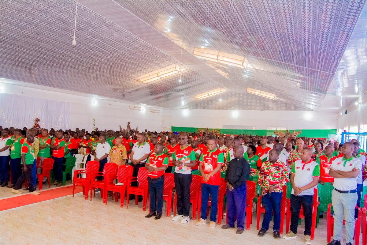 GitegaVuturaa's tweet photo. 1/2.Mu nama umunyamabanga ntunganyabisata muvyo ajejwe harimwo inyigisho z’akarangamutima, Emery Landry Nyandwi,
yagiranye kuri uwo wa 27/5/2026 n'abagumyabanga baserukira abandi muri komine #Bugendana, yaribukije ibintu 6 bigaragaza uwukunda igihugu camwibarutse.
@IntumwaNews https://t.co/CK7Hm6dP6w
