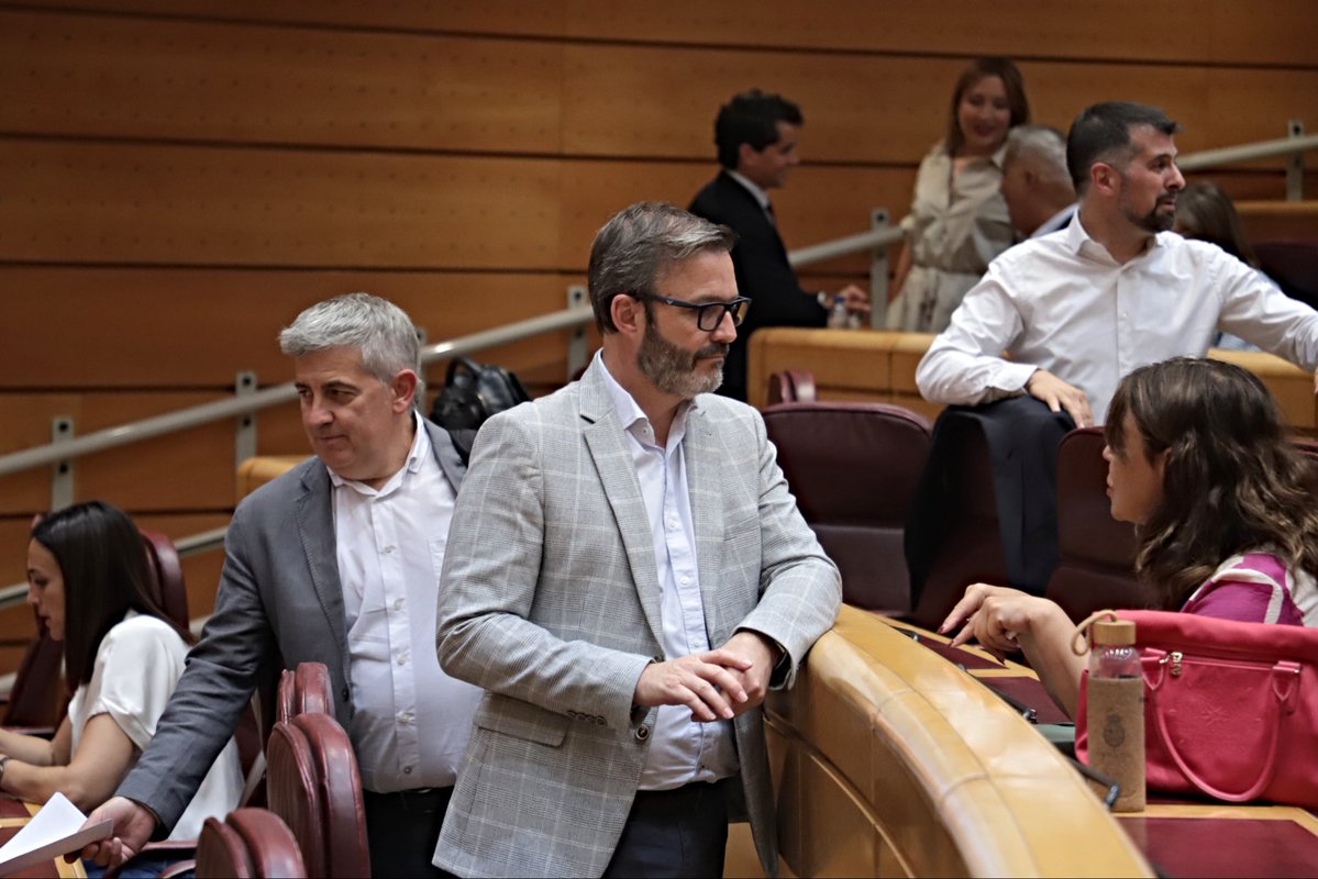 hila's tweet photo. Iniciamos la jornada del @gpssenado sobre las inversiones que en nuestro país están realizándose con fondos europeos del Fondo de Recuperación en transición energética, movilidad sostenible y digitalización. 
Son inversiones que han creado muchos puestos de trabajo y generado actividad para empresas y autónomos por todo nuestro país.
