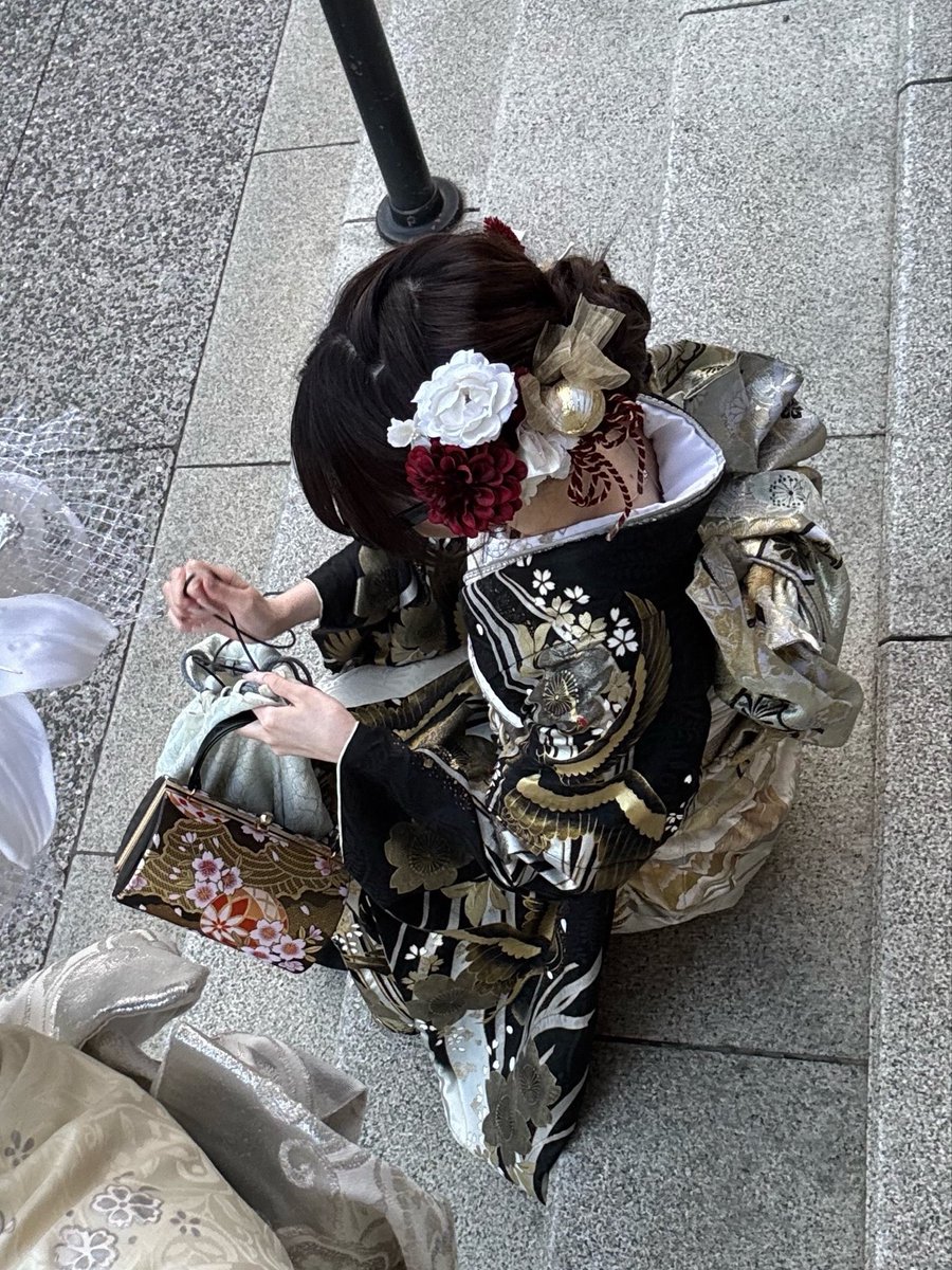 __hanakanzashi's tweet photo. 【 𝐏𝐎𝐏𝐔𝐋𝐀𝐑 𝐈𝐓𝐄𝐌 】  ボルドーのダリアや胡蝶蘭に、アイボリーのサテン＆組紐リボンを掛け合わせた洗練配色。 お顔まわりをパッと華やかに高見えさせてくれる大人気セットです✨  04 ethereal blossom ¥15,000  🔗 https://t.co/mmGD03jsZd https://t.co/o3LjZ8Kd9r
