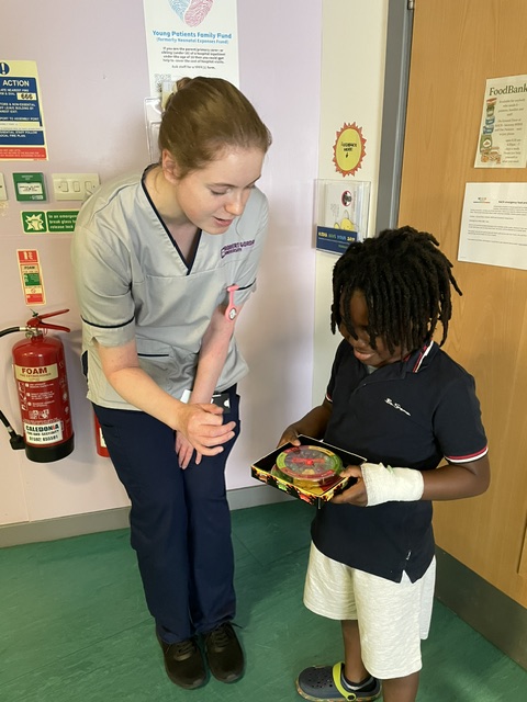 RACH_Playservic's tweet photo. Mix one Play Worker, a Jelly bean game and one mischievous patient= loads of fun on the ward! https://t.co/nTwQdPsSU1