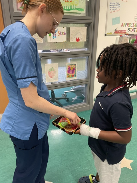 RACH_Playservic's tweet photo. Mix one Play Worker, a Jelly bean game and one mischievous patient= loads of fun on the ward! https://t.co/nTwQdPsSU1