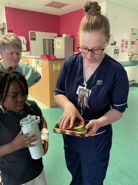RACH_Playservic's tweet photo. Mix one Play Worker, a Jelly bean game and one mischievous patient= loads of fun on the ward! https://t.co/nTwQdPsSU1
