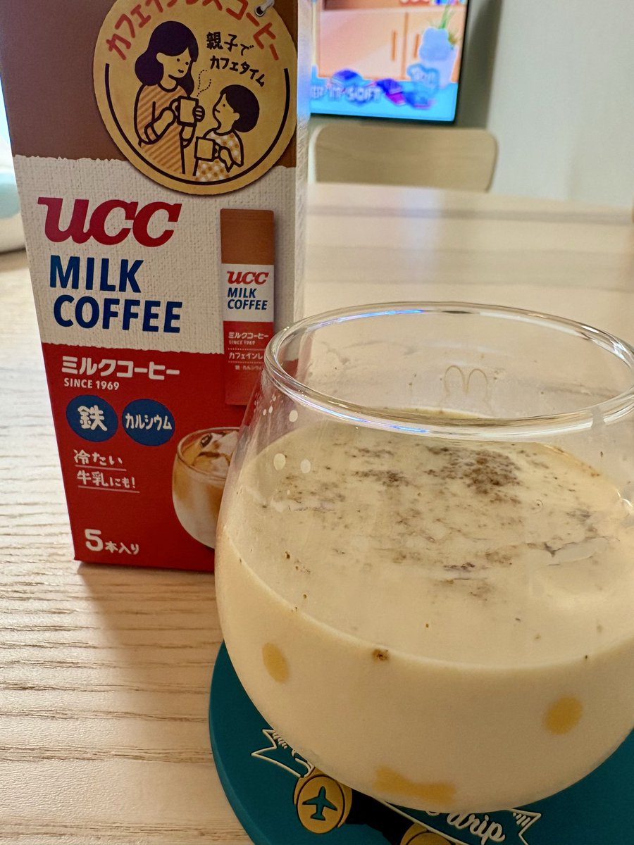 0105_choco's tweet photo. どなたかのツイートで見てUCCミルクコーヒーのカフェインレスが美味しそうで購入😍めっちゃ甘い~スウィート🥺タニタカフェのミルクティーも買ったし、あとは金曜日だから乗り切れる、と思う🐷#22w2d https://t.co/tuVuqjYssW