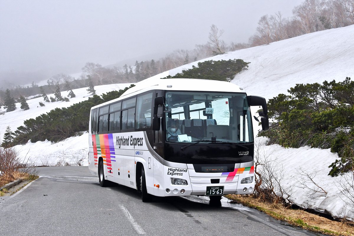 norikura_org's tweet photo. 【乗鞍大雪渓WebSite】5月28日(木)の速報
※本日、乗鞍岳春山バスの大雪渓延伸に向けた試運転実施
※延伸開始は当初予定の6/1(月)から5/30(土)へ前倒しが決定
※濃霧と小雨の生憎の天候だったが、位ヶ原一面に広がる雪原と、沿道にそびえる最大9mの雪壁に圧倒
詳細はWebで→https://t.co/zQDA83uqA5 https://t.co/T8DKIEymP8