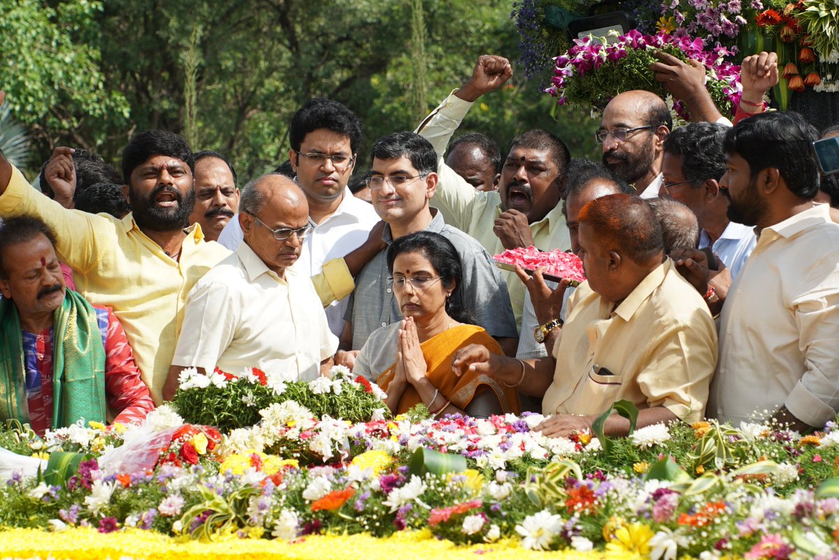 ManagingTrustee's tweet photo. ఎన్టీఆర్ గారి 103వ జయంతి సందర్భంగా కుటుంబసభ్యులతో సహా హైదరాబాద్ లోని ఎన్టీఆర్ ఘాట్ కు వెళ్లి పుష్పాంజలి ఘటించి నివాళులర్పించాను. నాన్నగారి అభిమానులతో ఎన్టీఆర్ ఘాట్ నిండిపోయింది. ప్రజల గు��డెల్లో అన్నగారిగా ఆయన స్థానం శాశ్వతం. https://t.co/Shw2BmsQcD