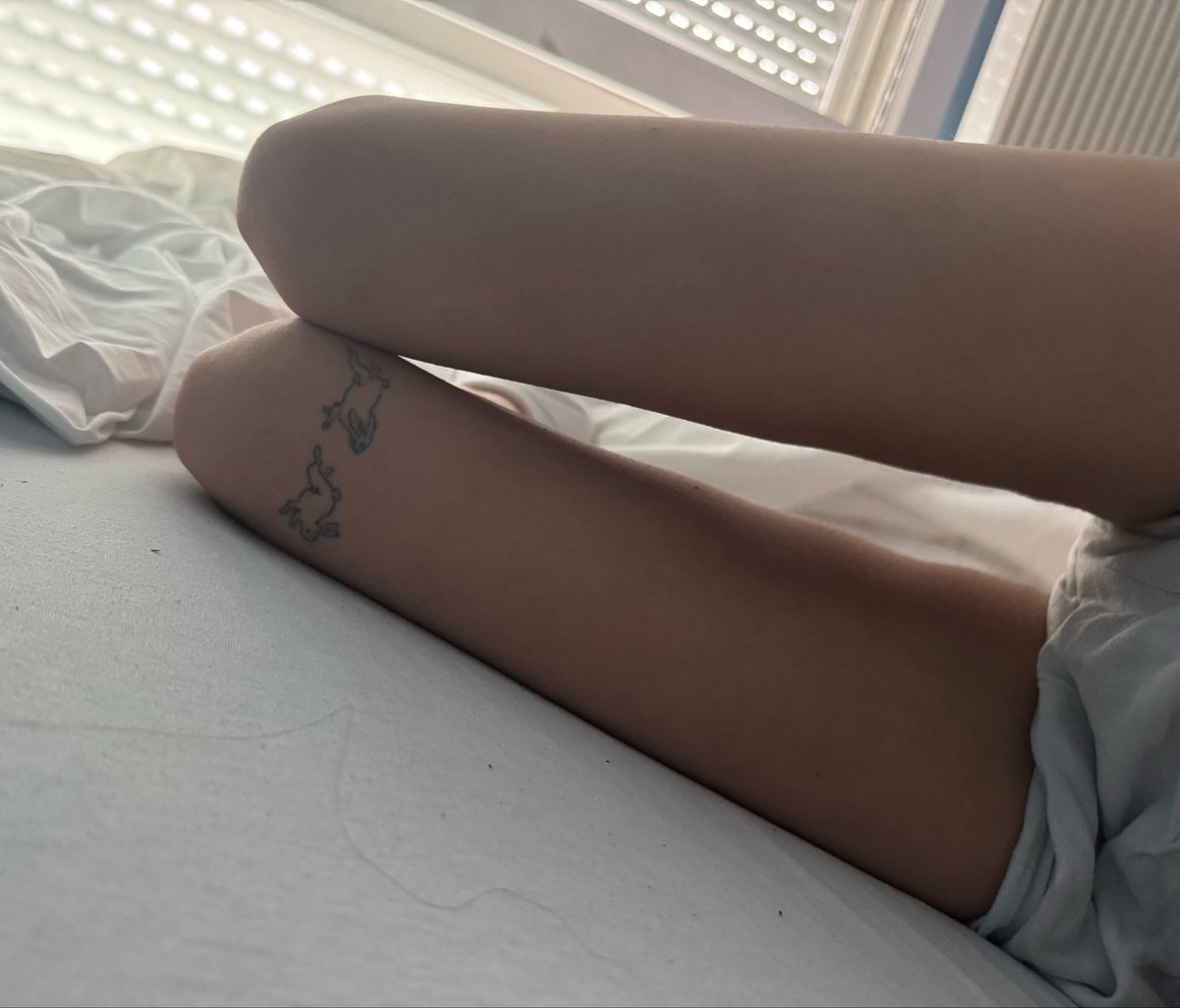 shessoevilll's tweet photo. gap when lying down wtf https://t.co/khHSzR45kT