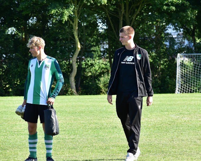 hfc15_hoogkerk's tweet photo. 𝐉𝐨𝐧𝐠𝐞𝐧 𝐯𝐚𝐧 𝐝𝐞 𝐜𝐥𝐮𝐛💚

Jesper Mosselaar heeft zijn eerste profcontract getekend bij de Trots van het Noorden!
Jesper begon zijn voetbalopleiding bij De Held, nu HFC’15.
Jesper is komend seizoen gewoon nog trainer bij de JO19-1!

Succes Jesper💚

#fcgroningen #hfc15 https://t.co/LqrC7QoXfK