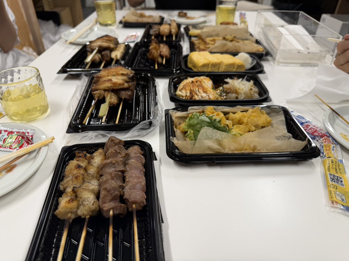 superpenguin_pr's tweet photo. ペンギン事務所にて協力会社さんとの意見交流会です！
昨今の世界情勢からのピンチをチャンスに変えるお話🐧
前向きなお話はとても有意義で楽しい時間ですね💚

#スーパーペンギン
#事務所からの景色
#意見交流会 https://t.co/v0Yl1O0PVc