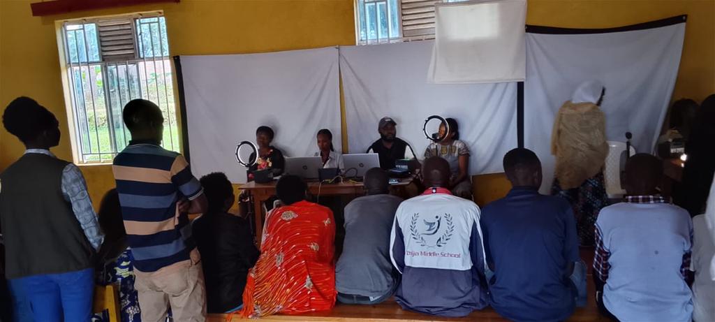 de_ndoli's tweet photo. Aka kanya mu murenge wa @KiramuruziO akarere ka @GatsiboDistrict hatangiye igikorwa cyo kwifotoza kugirango hazatangwe Indangamuntu koranabuhanga( E-Ndangamuntu) @NidaRwanda @RwandaEast @RichardGasana @LMupenzi @sekanyangeJL 
#E_Ndangamuntu 
#DigitaliNtigusige https://t.co/eSsfZXP3xg