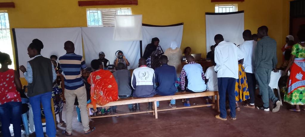 de_ndoli's tweet photo. Aka kanya mu murenge wa @KiramuruziO akarere ka @GatsiboDistrict hatangiye igikorwa cyo kwifotoza kugirango hazatangwe Indangamuntu koranabuhanga( E-Ndangamuntu) @NidaRwanda @RwandaEast @RichardGasana @LMupenzi @sekanyangeJL 
#E_Ndangamuntu 
#DigitaliNtigusige https://t.co/eSsfZXP3xg
