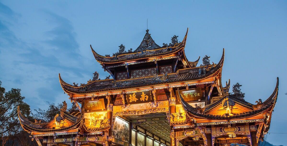 TouchTrace48708's tweet photo. Standing on Nanqiao Bridge at blue hour, golden lights dancing on the rushing Min River. 
One of the best night views in Chengdu.#chinavisit #sichuantravel  #chengdu https://t.co/c7qromtZGp