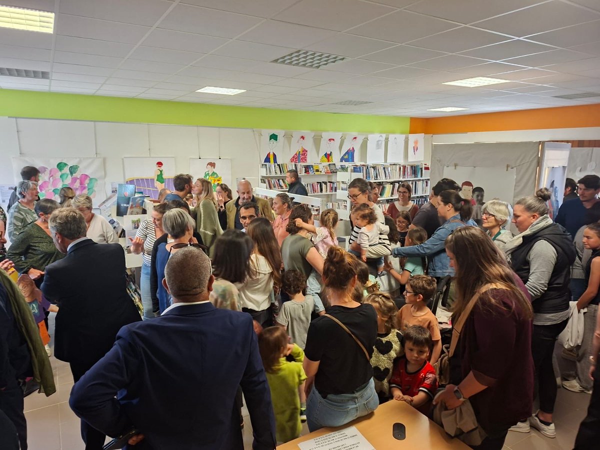 Dsden07's tweet photo. Inauguration de l’exposition des travaux d’élèves réalisés dans le cadre du dispositif de l’art en pré-t-s à Charnas sur la représentation de la figure humaine avec l’artiste Elzévir. 15 classes participantes. https://t.co/uajKqMmi1f