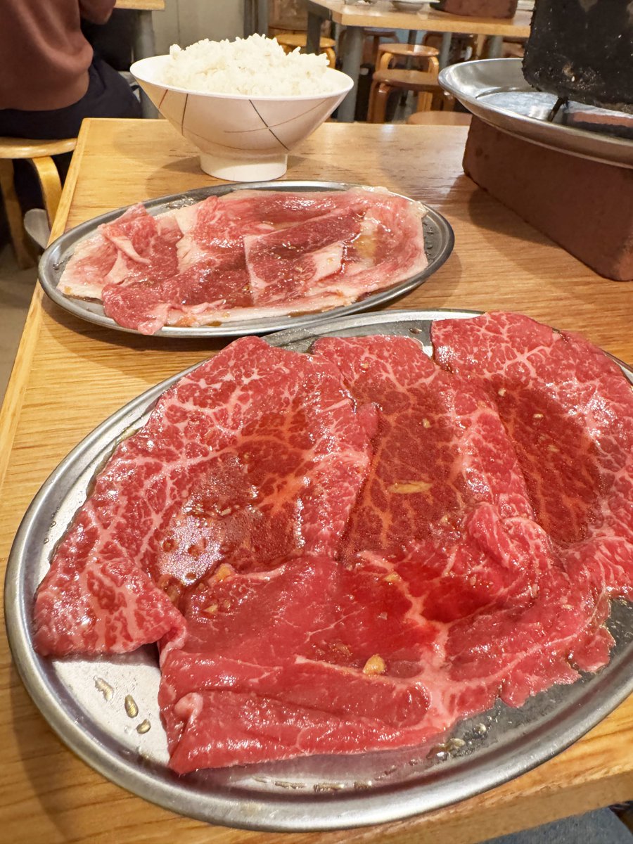 kudo_pon's tweet photo. 東京・新橋で実際に食べて感動したグルメ飲食店10選

新橋はラーメンも居酒屋も多様性が素晴らしくて、無人立ち飲み屋もあれば、極上の焼き鳥が食べられる居酒屋もある。特に魚介で強く推したいのが「城喜元」「かど平」。間違いない海鮮だけでなく、そこにいるだけで心が弾むワクワクがある！

焼肉ならば「鶴松」は間違いないし、一人焼肉も可能。しかも安い、安すぎる！ 新橋はいいぞ！

1. ラーメンニキ (ラーメン)
2. 城喜元 (立ち飲み・海鮮)
3. かど平 (立ち飲み・寿司)
4. 大統領 (ルール厳しい焼鳥屋)
5. 鶴松 (焼肉)
6. むさしや (洋食)
7. まるや (立ち飲み・とんかつ)
8. えどもんど (二郎系ラーメン)
9. はるちゃんラーメン (ラーメン)
10. ベンダースタンド酔心 (無人立ち飲み)