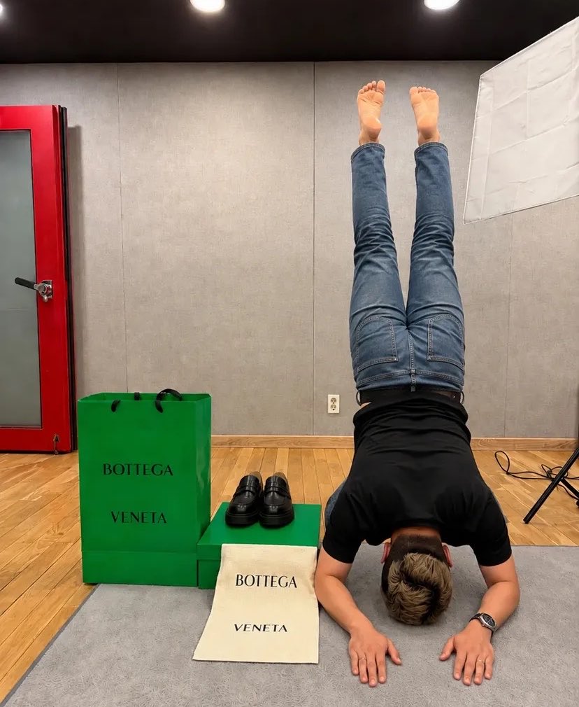SEUNGM1NE's tweet photo. awww it seem like jeongin gifted his vocal trainer with bottega venetta shoes as birthday gift 🥹

“no you came for a lesson saying to give me a birthday gift
you bestowed me with something like this …
skz i.n ㅠㅠ
seriouslyㅠㅠ tq so much

since ive promised i’d do deep bowㅋㅋㅋㅋ
i’ll wear them until they’re worn outㅋㅋㅋ”