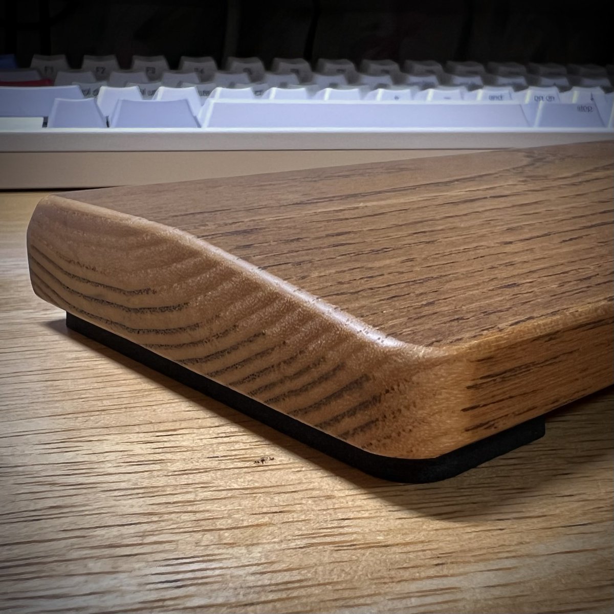 hamu_toshi's tweet photo. FILCOのパームレスト、切断面をそのままにするのもアレなので、木材用の亜麻仁油を買って塗ってみた。

なんかいい感じに色も落ち着いて満足。

調子にのって模型用ノコもグリップのニスを削り落として亜麻仁油フィニッシュに。

木工楽しいな。 https://t.co/UP26W6BZNy