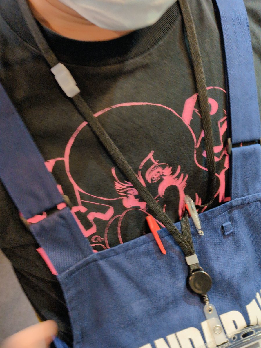 umeda_zenbu's tweet photo. ＃うめだらけ本日のスタッフ 
今日も様々な「推しT」を着てお仕事です🌞
なんのTシャツか分かるかな？？？
会いに来てください😈😈😈 https://t.co/p6XAkFwt7H