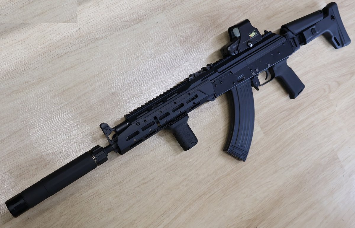 47hammers74's tweet photo. ショットショー直前にかっちょイイ
コンプリートガンが完成しました！

マルイAKM　GBBベース
SAG MK3.1カスタム　￥185000

5KU SAG MK3.1タイプハンドガード
DYTAC　GBC-13タイプFサイト
RGWサンドマンSタイプDサイレンサー
NB　MAGPUL　AK　K2タイプグリップ
5KU　ACRタイプストック
クレブスタイプセレクター（２個イチ）
ZC　BCMタイプグリップショート

以上を組み込みました。

現ロシア感満載なコンプリートです。
作動快調、GBBはこれからの季節最高に
面白いですよ！

大阪持って行きますね！（＾＾）