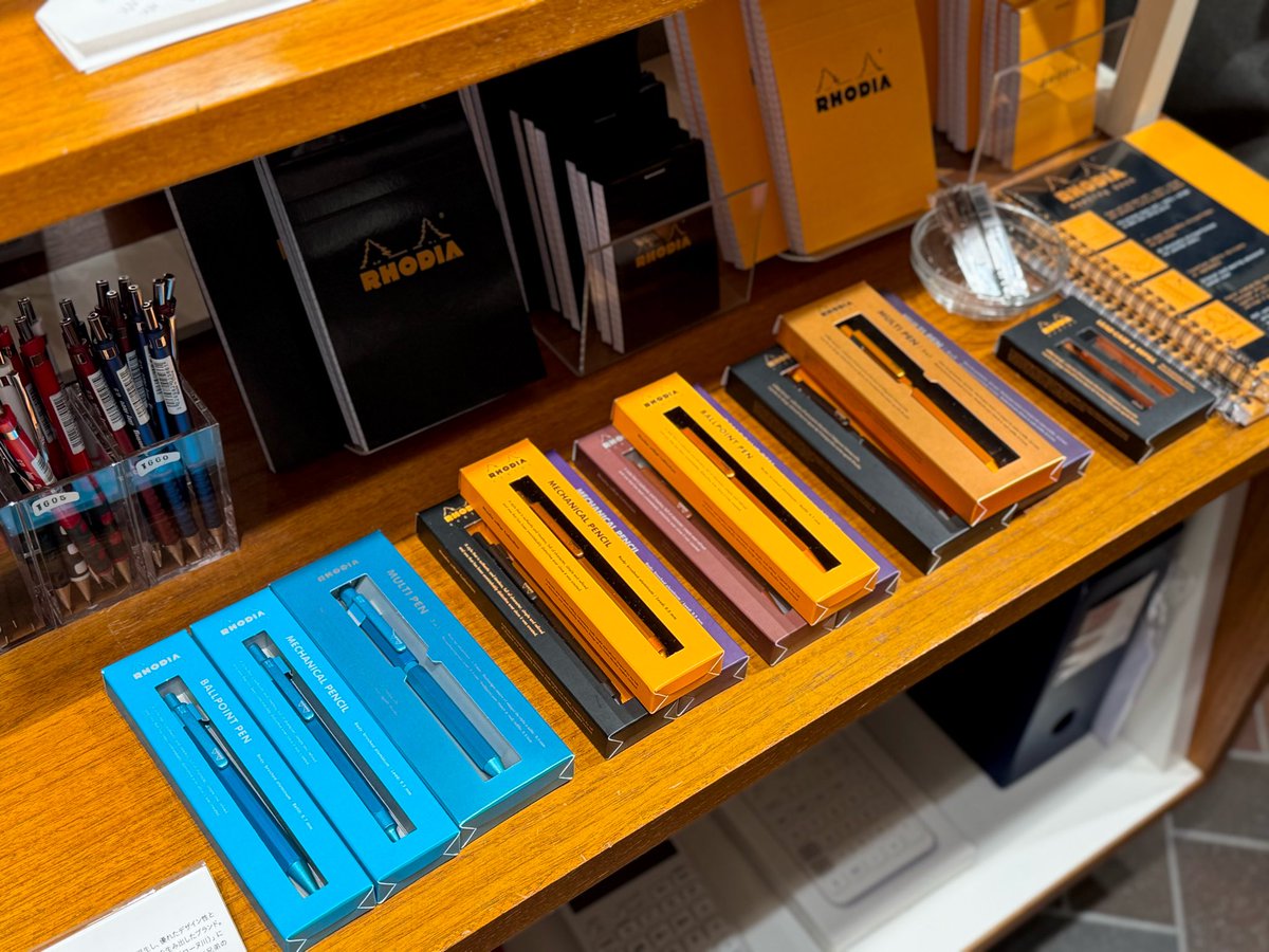smith_kwsk's tweet photo. 今年で10周年となるロディアの「scRipt（スクリプト）」から限定色のターコイズが入荷しました。
こちら実は、過去に発売された人気No. 1カラーの復刻なんです！さらに当時はなかったマルチペンも今回初登場。
売り場でも特に目を惹く鮮やかなカラー、ギフトとしてもおすすめです。 https://t.co/QhpTwzfCDk