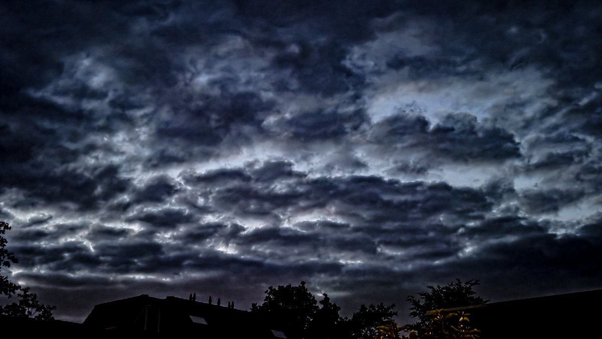 dinobreezy's tweet photo. Last night's clouds 🌫 😍
#clouds #eveningclouds #nature #avondwolken #cloudporn #gknfotografie https://t.co/3yk9uRgfxC