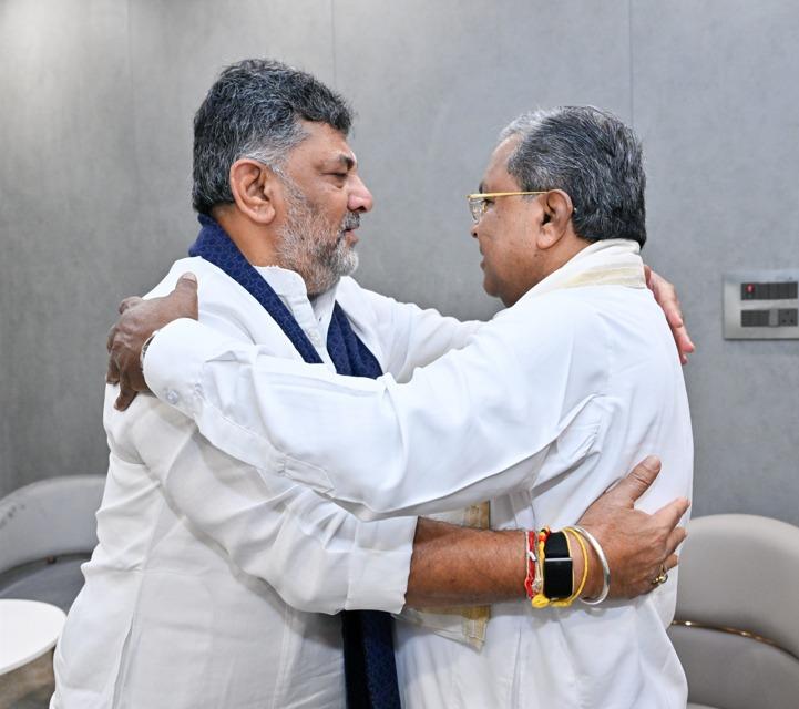 rameshapm's tweet photo. 🚨 BIG UPDATE: CM Siddaramaiah is flying to Delhi this evening to meet the Congress High Command! ✈️
His likely agenda:
🔹 Talks on Cabinet expansion
🔹 Securing berths for his core loyalists
🔹 Thanking the High command
🔹 Pushing for a change in KPCC Chief

​#Siddaramaiah https://t.co/bKVh11ZLzy