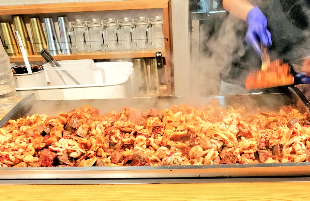 motormouse7's tweet photo. 主食も食べたいので、JRと阪堺電車、新今宮駅に近い定食屋さん 「西成JAZZ」のすぐ横、「宮本むなし」に行くが⋯、メニューがだいぶリニューアルされていて、割とこのエリアにしてはお値段高めのセットがたくさん並んでいて、どうしようかな⋯としばらく考えた末、動物園前から宿に戻ることにした。 https://t.co/HoencitKyq