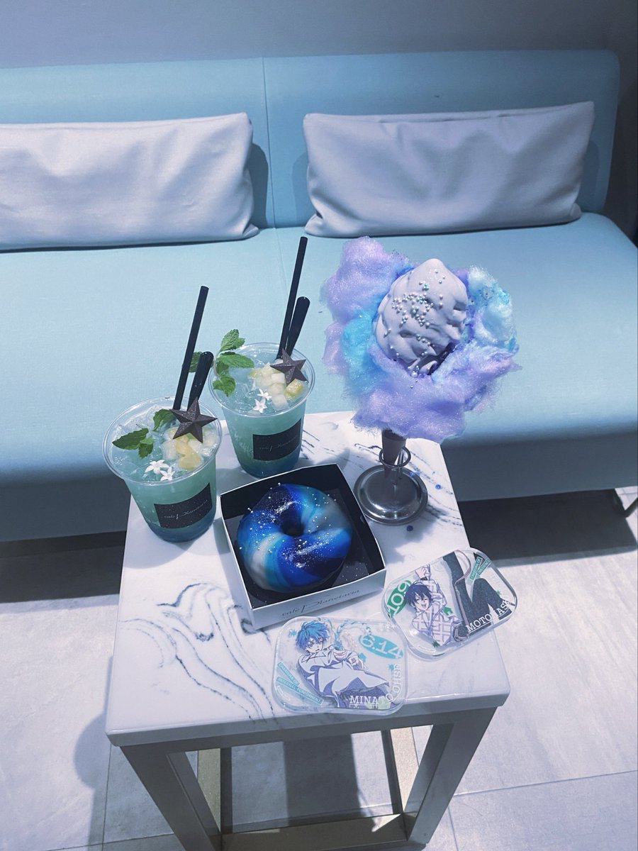 miinya__22's tweet photo. プラネタリウムに併設されたカフェで、メニューがお星様とか青系統で、めちゃめちゃテンション上がっちゃったᐡ⸝⸝>  ̫ <⸝⸝ᐡ ピザパと相性良すぎるね💚🩵

撮影に時間かけすぎてアイスがでろでろになったことが一目で分かりますね😺 https://t.co/67TWsL18H7