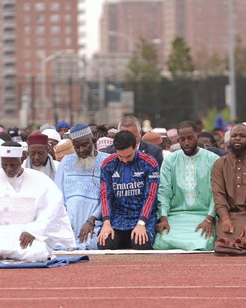 germain_rda's tweet photo. New York City Mayor Zohran Mamdani went viral after wearing an Arsenal-themed kurta branded with #VisitRwanda while joining worshippers at an Eid al-Adha event in the Bronx on Wednesday, May 27, as Premier League title celebrations continue around the world

@Arsenal @RDBrwanda https://t.co/5kie9O7PDd