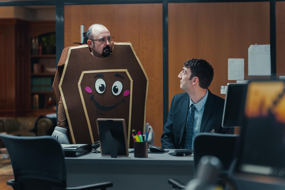 NetflixES's tweet photo. Nuevos líos, mismos empleados… y ni un minuto de descanso eterno. Primer vistazo a la cuarta temporada de 'Muertos S.L.'. Estreno el 7 de agosto. https://t.co/qLojHSs0rx