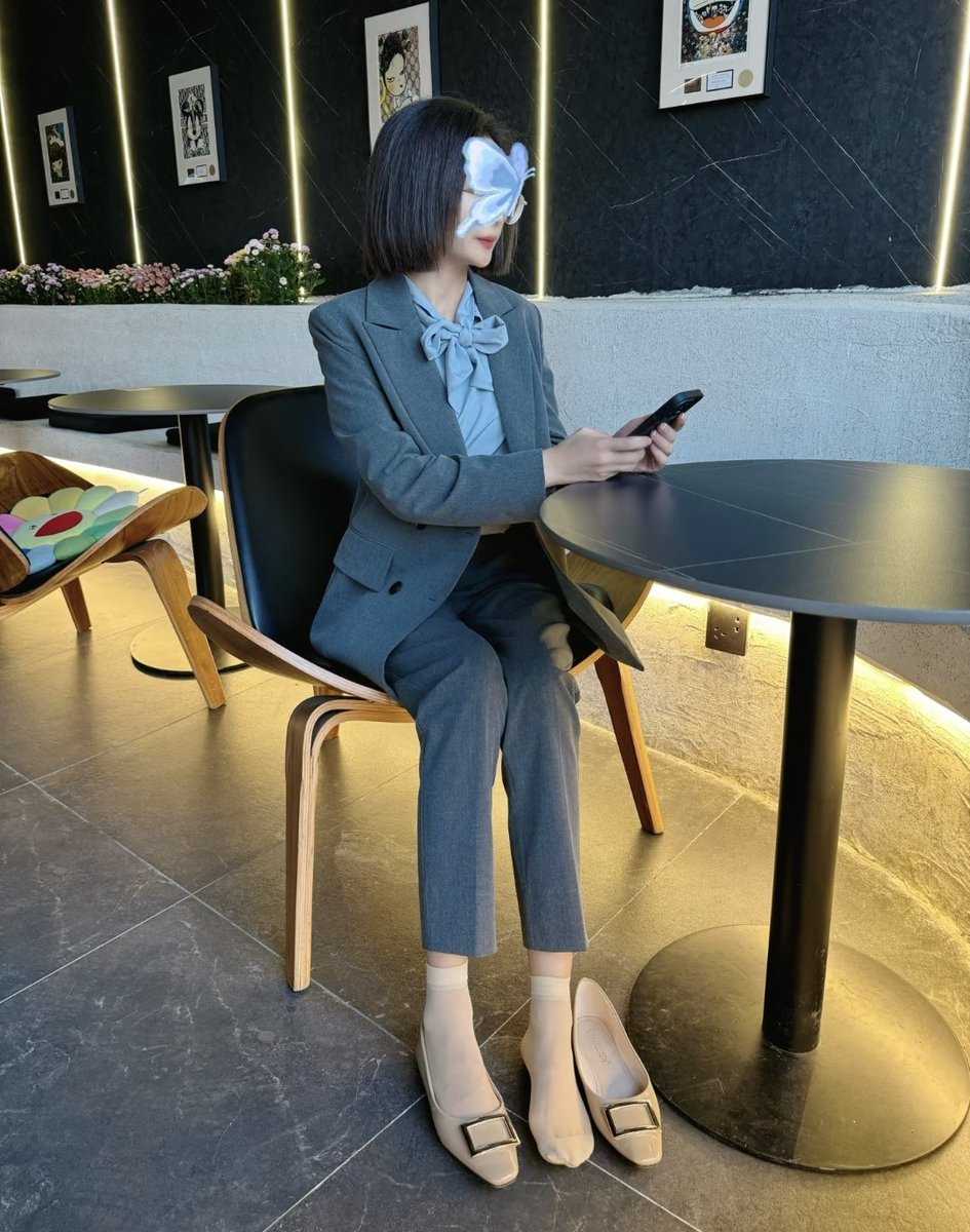 GSXD98's tweet photo. 今天陪小衣出来走客户，路过咖啡馆进来坐了会，她说脚有点累，想坐下来脱鞋歇歇脚，又是引人注目的一天。 https://t.co/1hxFKAlIba