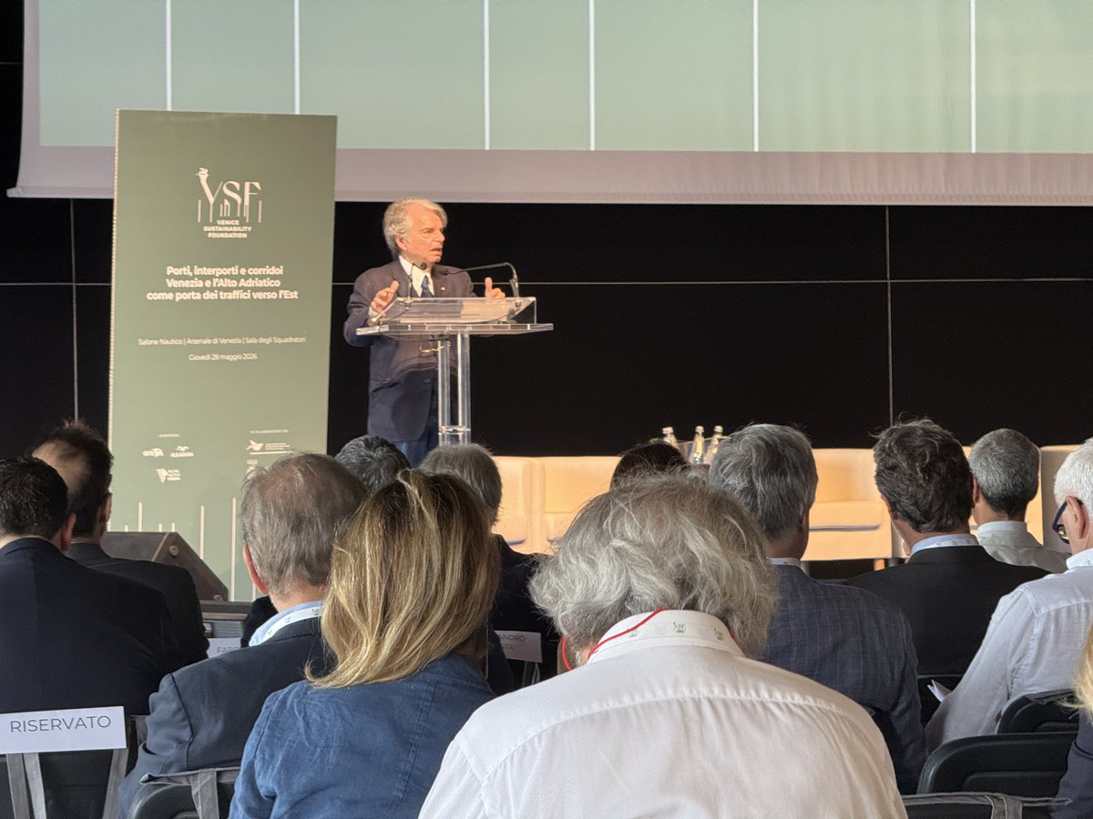SaloneVenezia's tweet photo. La seconda giornata del #SaloneNauticoVenezia inizia con il convegno “Porti, interporti e corridoi. Venezia e l’Alto Adriatico come porta dei traffici verso l’Est” promosso dalla Venice Sustainability Foundation | VSF e organizzato all’interno della Sala Squadratori.

Segui la diretta streaming ➡️ https://t.co/XtiLX09Nr2