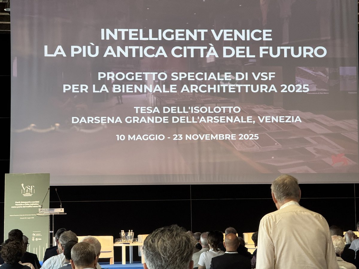 SaloneVenezia's tweet photo. La seconda giornata del #SaloneNauticoVenezia inizia con il convegno “Porti, interporti e corridoi. Venezia e l’Alto Adriatico come porta dei traffici verso l’Est” promosso dalla Venice Sustainability Foundation | VSF e organizzato all’interno della Sala Squadratori.

Segui la diretta streaming ➡️ https://t.co/XtiLX09Nr2