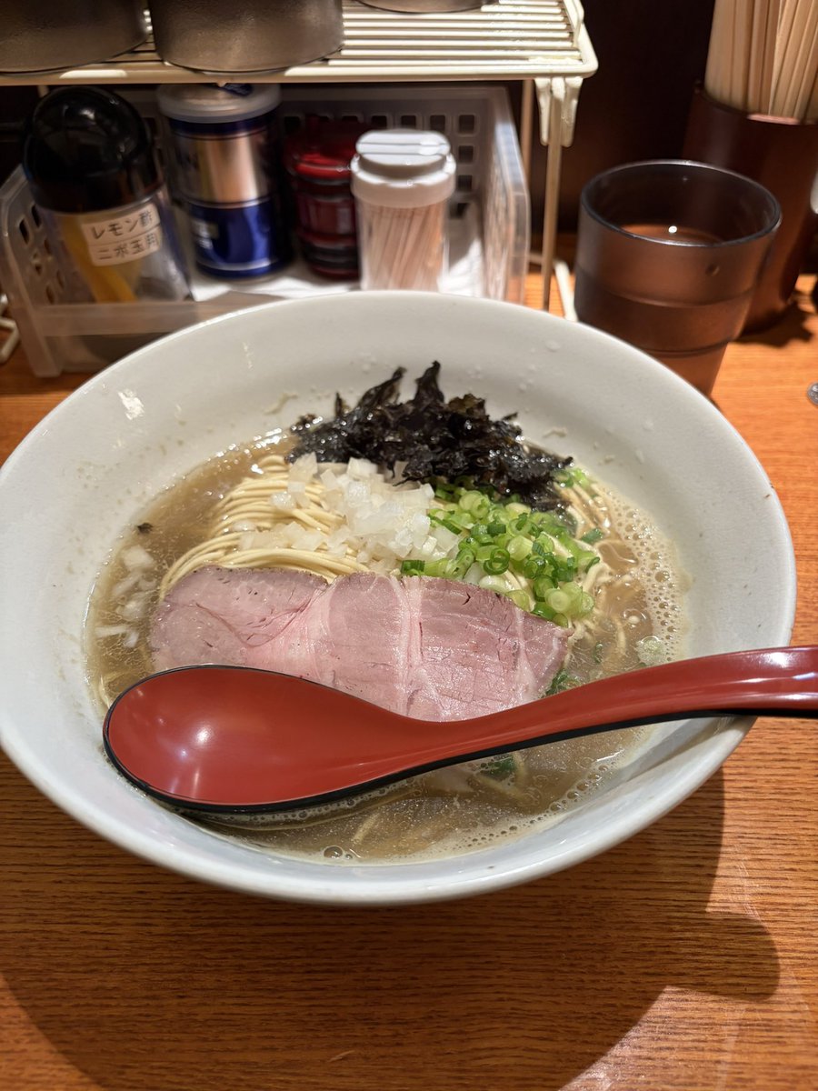 SKtw58's tweet photo. 麺屋烈〜れっつ〜
煮干しラーメン(塩)＋ニボ玉

この日はね…
二郎でも無い🙅‍♂️
ラーショでも無い🙅‍♂️
家系でも無い🙅‍♂️
煮干しの気分だった(稀です)😅 https://t.co/TuLMz0034R