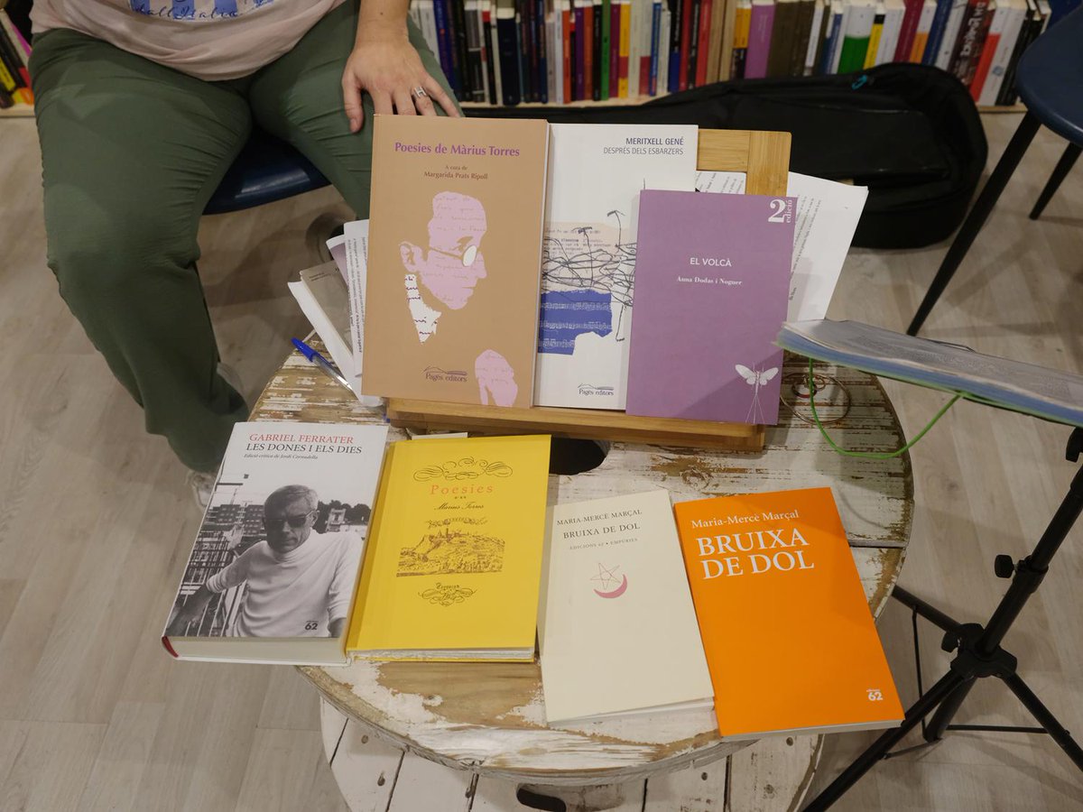 HelenaMoAlegret's tweet photo. Ahir vam gaudir d la conversa i la veu d @meritxellgene parlant i cantant poesia i vida a l' @ObagaLlibreria  en el cicle Llibresons d @enderrock . Avui repetirem l'experiència a l' @_atzavara  amb en Cris Juanico. Galeria d fotos de Juan Miguel Morales <https://t.co/oU1kb3BPdO> https://t.co/JHm69Jkgtk