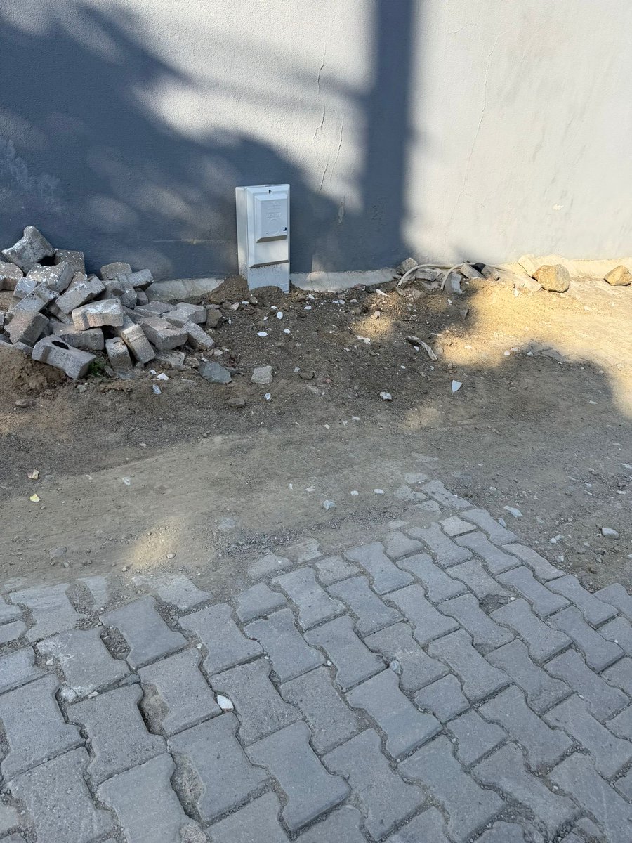 YonderUtku's tweet photo. Sokaklarımız söz verilmesine rağmen yapılmadı ve moloz dolu. Kolin&amp;İzmir Gaz firması sokakları eski haline geri getirin! Urla Bademler Mahallesi. @IZMIRGAZ @KolinInsaat @izmirbld @urlabelediyesi @izmirhim https://t.co/7eKz9ZjztD