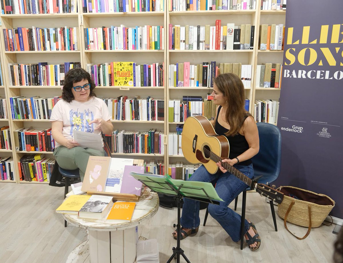 HelenaMoAlegret's tweet photo. Ahir vam gaudir d la conversa i la veu d @meritxellgene parlant i cantant poesia i vida a l' @ObagaLlibreria  en el cicle Llibresons d @enderrock . Avui repetirem l'experiència a l' @_atzavara  amb en Cris Juanico. Galeria d fotos de Juan Miguel Morales <https://t.co/oU1kb3BPdO> https://t.co/JHm69Jkgtk